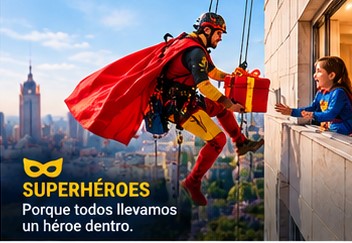Superhéroe realizando una sorpresa en altura